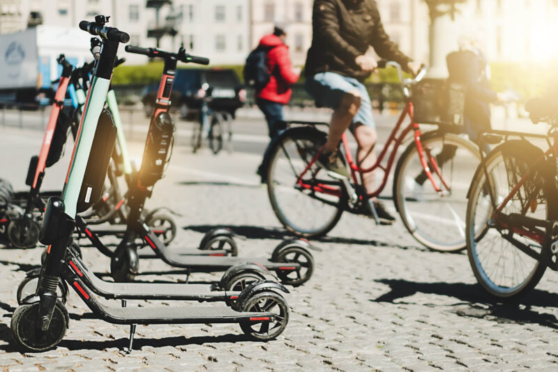 Stadtszene mit Fahrrädern und E-Rollern